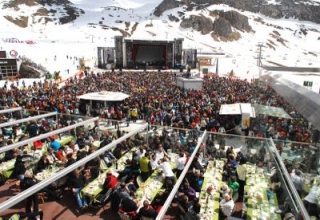 Альпийские курорты Франции, Австрии и Швейцарии открыли трассы, но снега мало